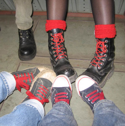 Что значит шнурки на скинхеде. Берцы с красными шнурками. Красные шнурки на берцах. Ботинки скинхедов. Берцы с разноцветными шнурками.